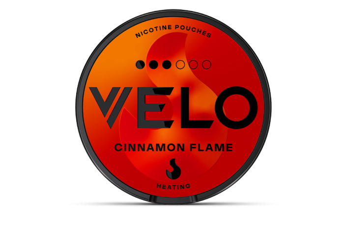 Die Packung mit VELO Cinnamon Flame Nikotinbeuteln aus der VELO Sensates™ Serie