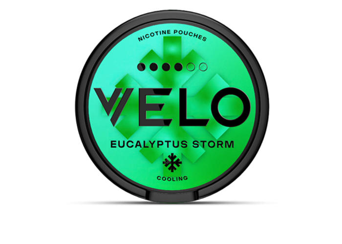 Die Packung mit VELO Eucalyptus Storm Nikotinbeuteln aus der VELO Sensates™ Serie