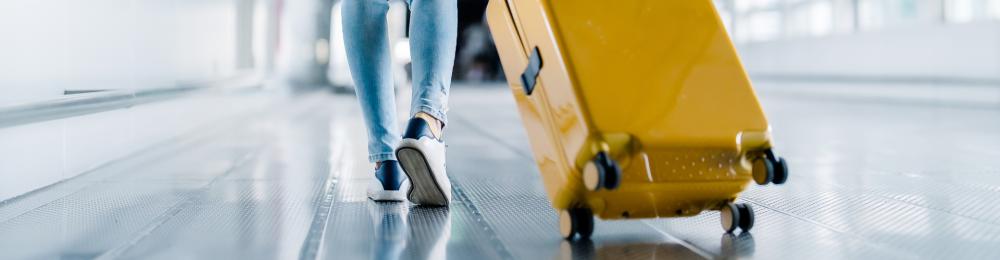 A person travels with his suitcase and his nicotine sachet VELO