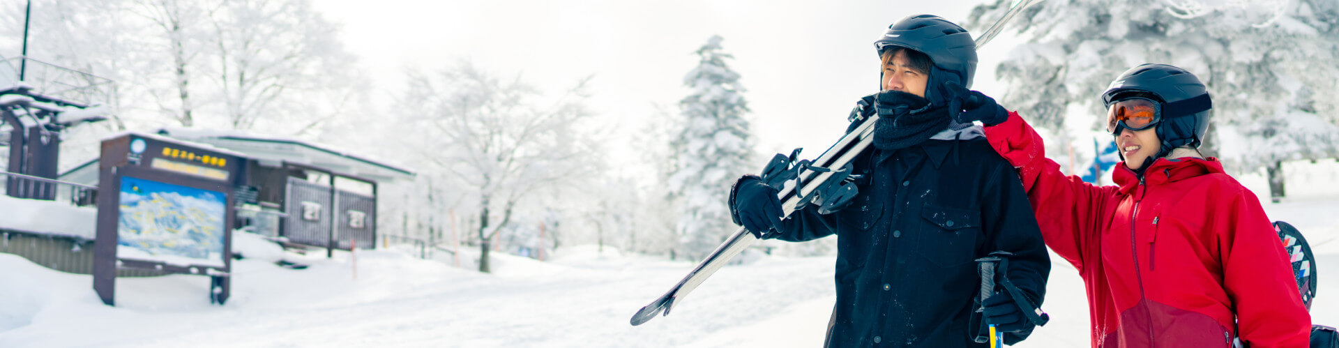 Deux personnes profitant des pistes de ski en hiver sous la neige avec des sachets de nicotine VELO.